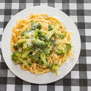 Pasta With Broccoli, Garlic & Oil